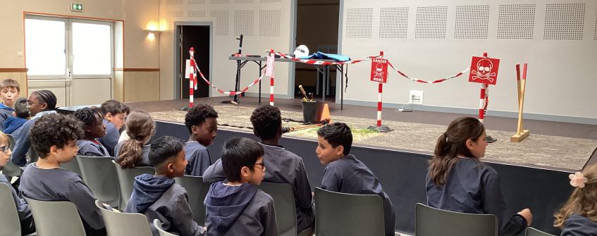Sortie à la salle Claude Monnet pour des ateliers concernant "Handicap International"
