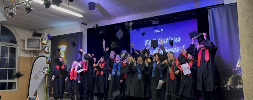 Lancer des coiffes des étudiants de l'enseignement supérieur