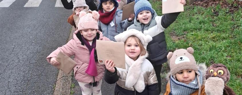 Les élèves de petite section sont allés à la poste déposer leur carte de bonne année. 