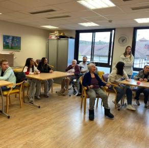 A la maison de retraite découverte des métiers et petits jeux avec les résidents